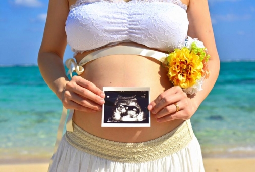 海外で妊娠出産どうする？母子手帳の貰い方や帰国する場合の注意点